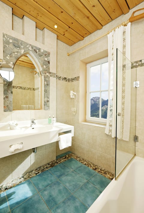  Motivzimmer Superior | Bathroom | Free toiletries, hair dryer, soap, shampoo