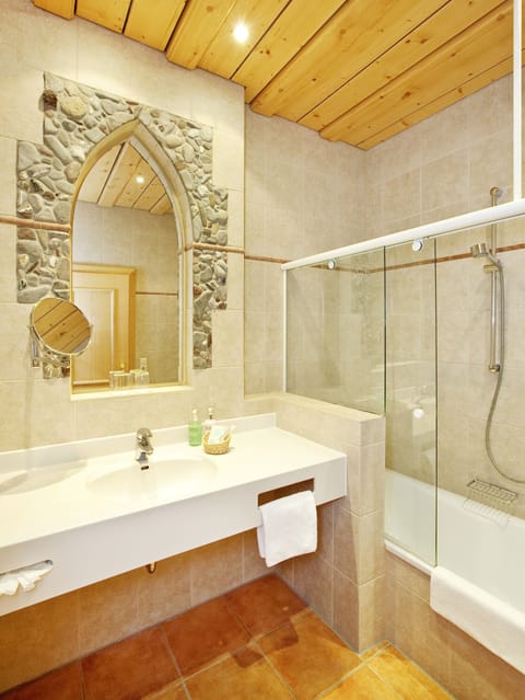  Motivzimmer Superior | Bathroom | Free toiletries, hair dryer, soap, shampoo