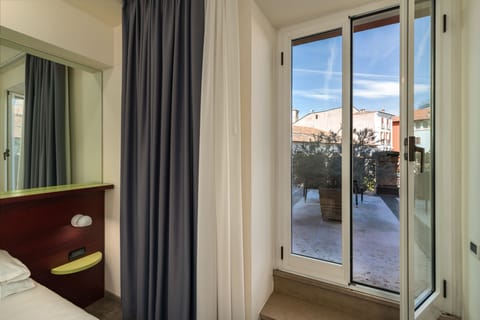 Premium bedding, down comforters, minibar, in-room safe