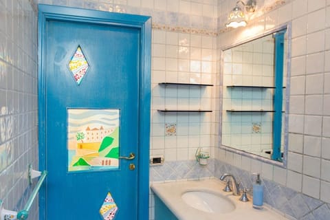 Superior Room (260 steps) | Bathroom | Shower, rainfall showerhead, free toiletries, hair dryer