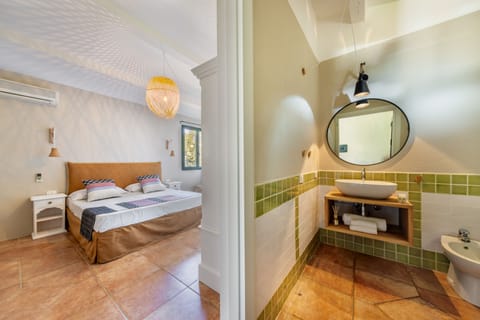 Quadruple Room | Bathroom | Shower, free toiletries, hair dryer, bidet