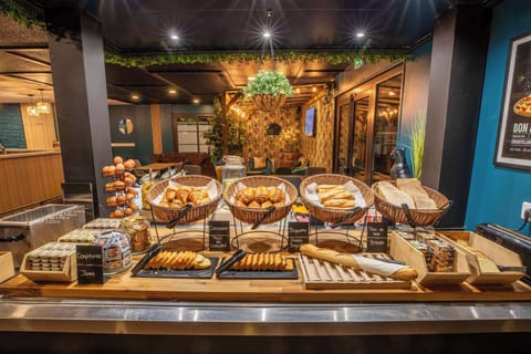 Daily cooked-to-order breakfast (EUR 9.90 per person)