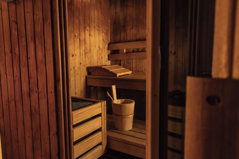 Sauna, steam room, Turkish bath, body treatments, aromatherapy