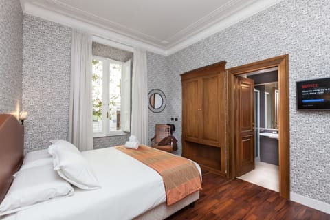 Premium bedding, down comforters, minibar, in-room safe