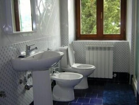 Apartment for 4 people | Bathroom | Shower, free toiletries, hair dryer, bidet