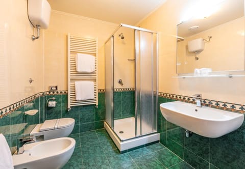 Shower, free toiletries, hair dryer, bidet