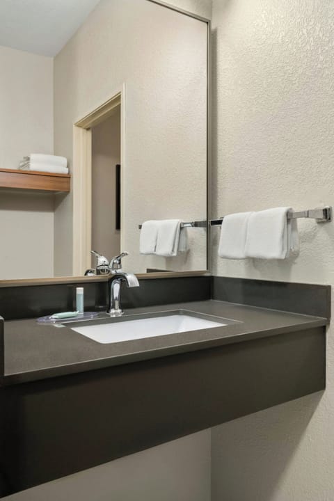 Combined shower/tub, hair dryer, towels