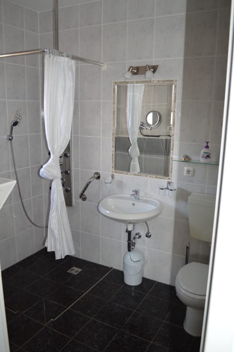 Triple Room | Bathroom | Shower, hair dryer