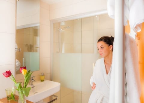 Comfort Double Room | Bathroom | Hair dryer, towels