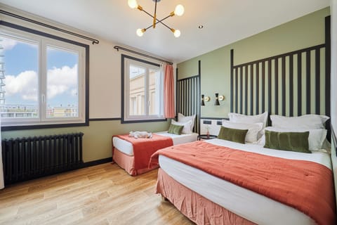 Triple Room | In-room safe, desk, blackout drapes, iron/ironing board