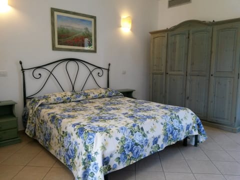 Hypo-allergenic bedding, minibar, in-room safe, individually decorated