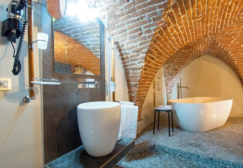 Suite | Bathroom | Shower, rainfall showerhead, free toiletries, hair dryer