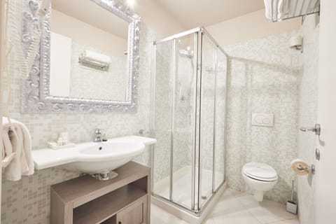 Down comforters, in-room safe, desk, soundproofing