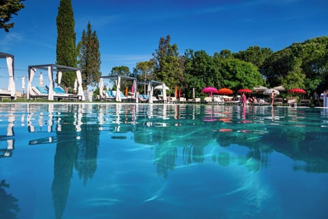 Outdoor pool, an infinity pool, open 9 AM to 8 PM, sun loungers
