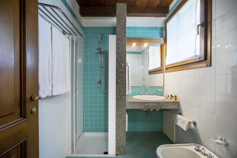 Shower, rainfall showerhead, free toiletries, hair dryer