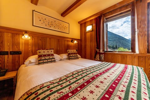 Triple Room | In-room safe, desk, soundproofing, iron/ironing board