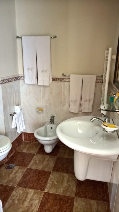 Triple Room | Bathroom amenities | Shower, rainfall showerhead, free toiletries, hair dryer