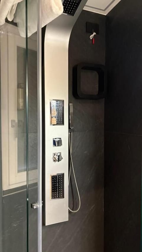 Comfort Suite | Bathroom | Hair dryer, bidet, towels, soap