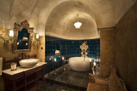 Superior Deluxe | Bathroom | Free toiletries, hair dryer, bathrobes, slippers