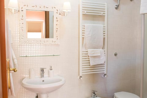 Shower, free toiletries, hair dryer, bidet