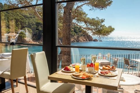Daily buffet breakfast for a fee