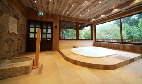 Indoor spa tub