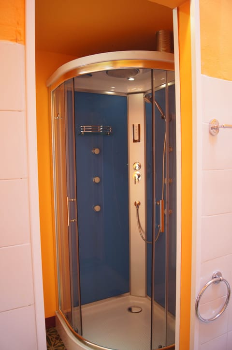 Basic Double Room | Bathroom | Shower, rainfall showerhead, free toiletries, hair dryer