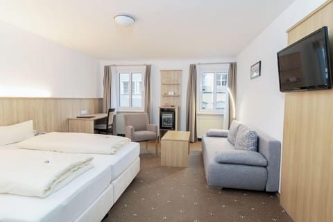 Comfort Double Room | Minibar, desk, soundproofing, iron/ironing board