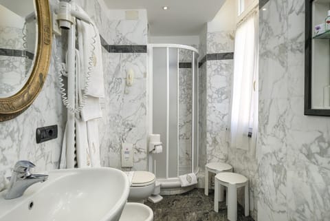 Shower, rainfall showerhead, free toiletries, hair dryer