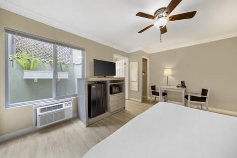 Standard Room, 1 King Bed, Accessible, Non Smoking (Walk-in Shower) | Premium bedding, in-room safe, desk, laptop workspace