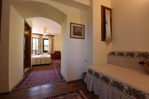 Deluxe Triple Room | Pillowtop beds, in-room safe, soundproofing, iron/ironing board