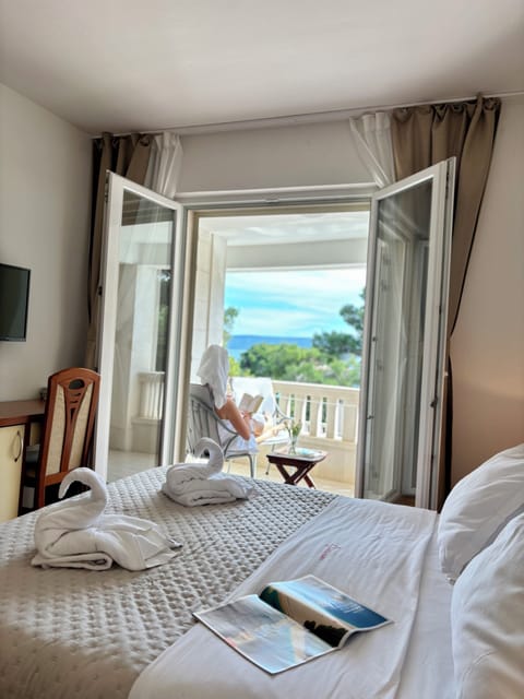 Double Room, Balcony | Minibar, in-room safe, desk, free WiFi