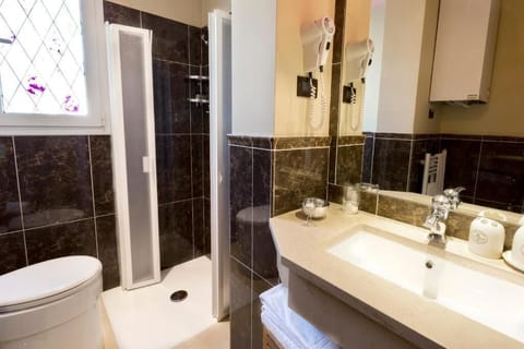Classic Double Room Single Use | Bathroom | Shower, free toiletries, hair dryer, bidet