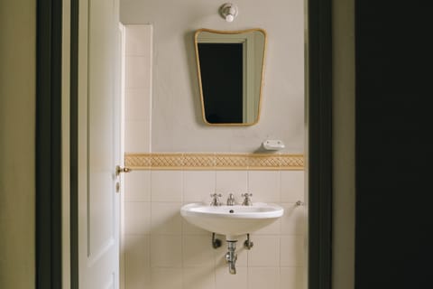 2 Bedroom House - Dependance | Bathroom | Free toiletries, hair dryer, bidet, towels