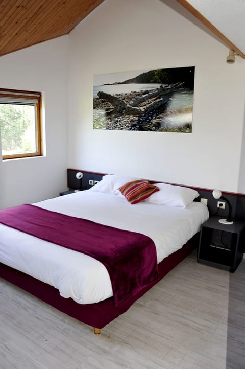 Comfort Room (1 or 2 People) | Desk, blackout drapes, iron/ironing board, cribs/infant beds