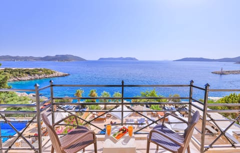 Deluxe Room, Sea View | Minibar, free cribs/infant beds, rollaway beds, free WiFi