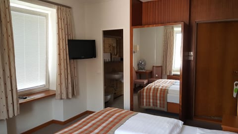 Double Room | Premium bedding, down comforters, in-room safe, individually decorated