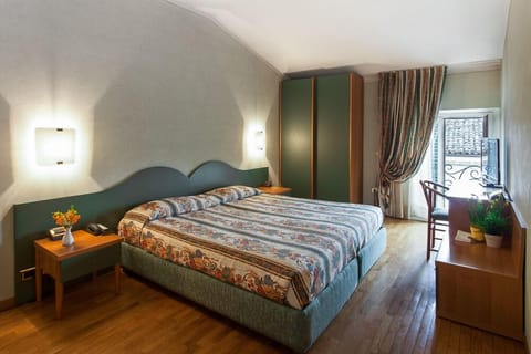 Minibar, desk, soundproofing, free WiFi