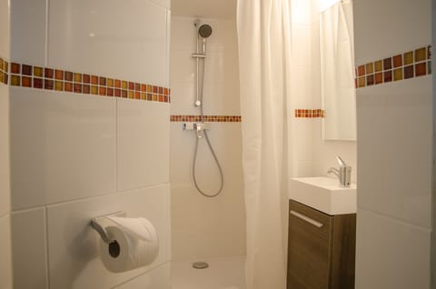 Budget Double Room | Bathroom | Shower, free toiletries, hair dryer, towels