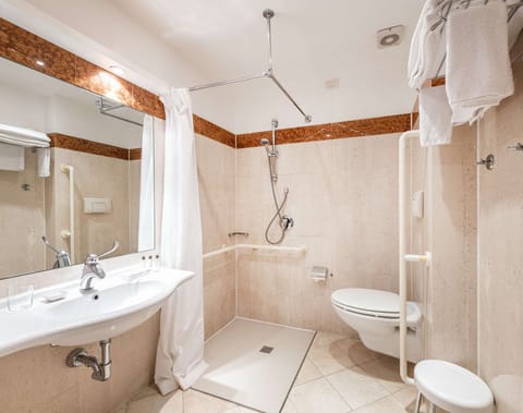 Economy Room, 1 Queen Bed, Accessible, Non Smoking | Accessible bathroom