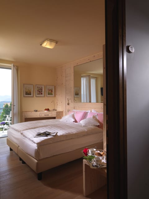 Frette Italian sheets, Select Comfort beds, in-room safe, desk