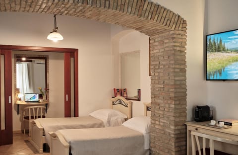 Family Room | Desk, free WiFi, bed sheets