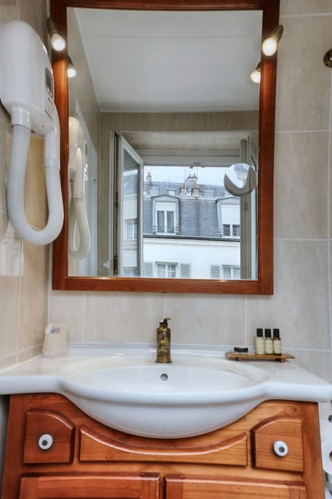 Triple Room | Hypo-allergenic bedding, in-room safe, individually decorated, desk