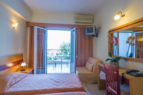 Triple Room | Desk, free cribs/infant beds, free WiFi