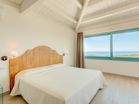 Superior Room, Sea View | Minibar, in-room safe, desk, free cribs/infant beds