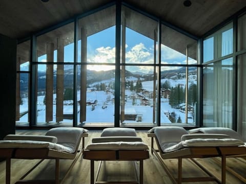 Couples treatment rooms, sauna, hot tub, steam room, massages