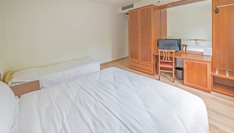 Standard Triple Room | Premium bedding, down comforters, pillowtop beds, soundproofing