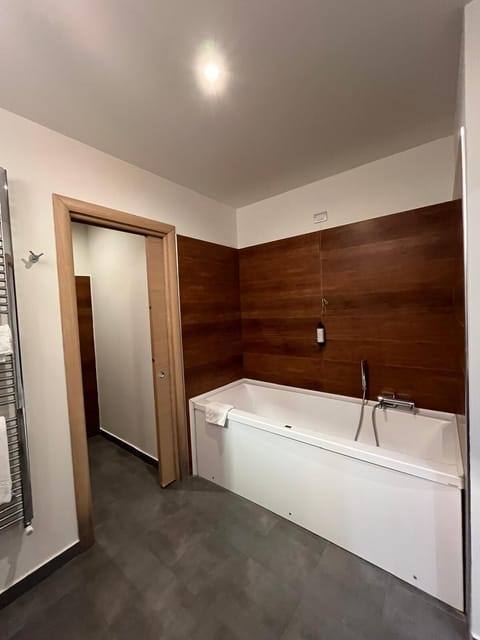 Junior Suite | Bathroom | Free toiletries, hair dryer, slippers, bidet