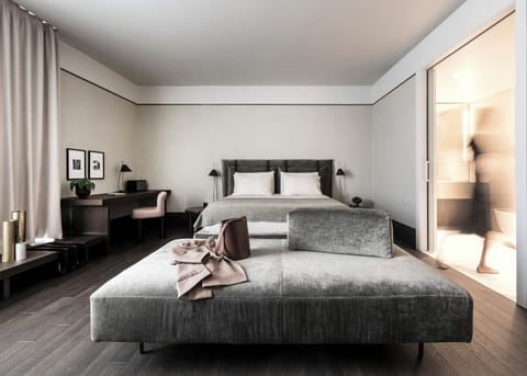 Suite | Premium bedding, down comforters, free minibar items, in-room safe