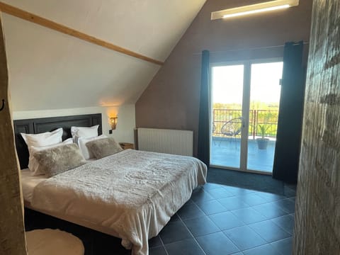 Comfort Double Room (Grenier à foin) | 1 bedroom, free minibar, individually decorated, desk